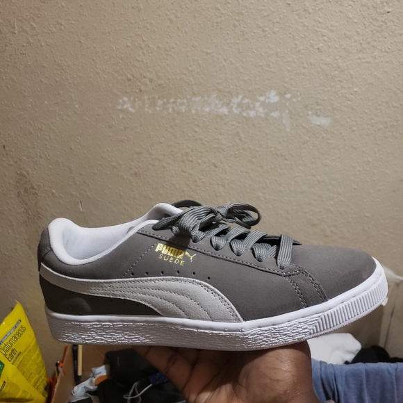 2 pair of pumas both are size 7 - Picture 4 of 7